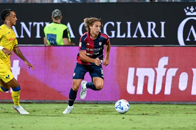 Cagliari s Jacopo Fazzini in action during the Coppa Italia Frecciarossa soccer match between Cagliari Calcio and Hellas Verona at the Unipol Domus in Cagliari, Sardinia - Thursday 3rd september 2026. - Soccer  Copyright: xGianlucaxZuddas LaPressex