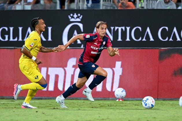 Cagliari s Jacopo Fazzini in action during the Coppa Italia Frecciarossa soccer match between Cagliari Calcio and Hellas Verona at the Unipol Domus in Cagliari, Sardinia - Thursday 3rd september 2026. - Soccer  Copyright: xGianlucaxZuddas LaPressex