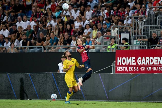 Cagliari s Jacopo Fazzini in action during the Coppa Italia Frecciarossa soccer match between Cagliari Calcio and Hellas Verona at the Unipol Domus in Cagliari, Sardinia - Thursday 3rd september 2026. - Soccer  Copyright: xGianlucaxZuddas LaPressex