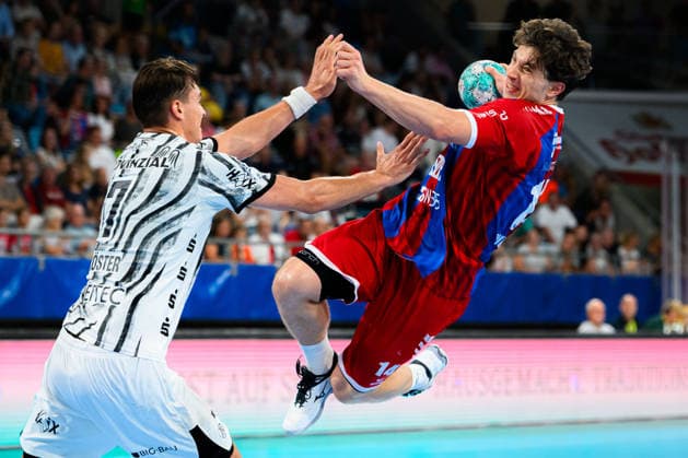 Bietigheim HBL 26 27 SG BBM Bietigheim THW Kiel (from left): Julian Köster (Koester) THW Kiel, Fynn Nicolaus Bietigheim Bietigheim Bissingen Egetrans Arena Baden-Württemberg Germany