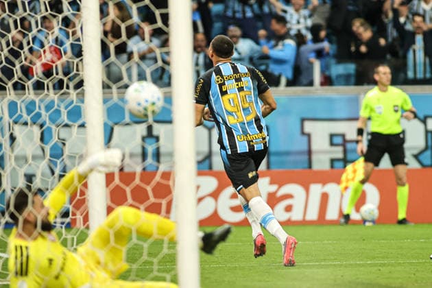 Fußball, Brasilien, Gremio Porto Alegre - SC Internacional Porto Alegre Grêmio x Internacional PORTO ALEGRE, RS - 03.09.2026: GRÃªMIO X INTERNACIONAL - Carlos Vinicius scores the goal during GrÃªmio vs. Internacional, held at Arena do GrÃªmio in Porto Alegre, RS, in the second leg of the quarterfinals of the 2026 Copa do Brasil. (Photo: Gabriel Haesbaert Fotoarena) x3009247x  GabrielxHaesbaert