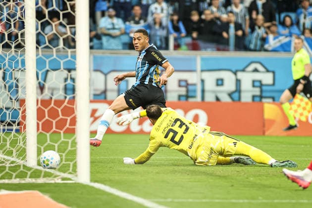 Fußball, Brasilien, Gremio Porto Alegre - SC Internacional Porto Alegre Grêmio x Internacional PORTO ALEGRE, RS - 03.09.2026: GRÃªMIO X INTERNACIONAL - Carlos Vinicius scores the second goal during GrÃªmio vs. Internacional, held at Arena do GrÃªmio in Porto Alegre, RS, in the second leg of the 2026 Copa do Brasil quarter-finals. (Photo: Gabriel Haesbaert Fotoarena) x3009250x  GabrielxHaesbaert