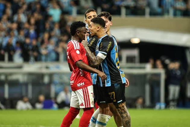 Fußball, Brasilien, Gremio Porto Alegre - SC Internacional Porto Alegre Grêmio x Internacional PORTO ALEGRE, RS - 03.09.2026: GRÃªMIO X INTERNACIONAL - Caronero and Diego Caito during the GrÃªmio vs. Internacional match held at the Arena do GrÃªmio in Porto Alegre, RS, in the second leg of the 2026 Copa do Brasil quarter-finals. (Photo: Gabriel Haesbaert Fotoarena) x3009265x  GabrielxHaesbaert