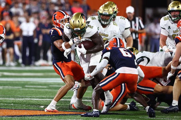 September 3, 2026, Champaign, Illinois, USA: MATTHEW BAILEY 7 for the Fighting IlliniIn and JUICE CLARKE 6 for the Fighting Illini stopROD ROBINSON 2 for the UAB Blazers first half action of the University of Illinois Fighting Illini football hosting University of Alabama at Birmingham Blazers. Champaign USA - ZUMAl176 20260903_znp_l176_003 Copyright: xAlanxLookx