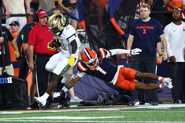September 3, 2026, Champaign, Illinois, USA: XAVIER SCOTT 1 for the Fighting Illini pushes BAM MCREYNOLDS, running back 3 for the UAB Blazers out of bounds In first half action of the University of Illinois Fighting Illini football hosting University of Alabama at Birmingham Blazers. Champaign USA - ZUMAl176 20260903_znp_l176_005 Copyright: xAlanxLookx