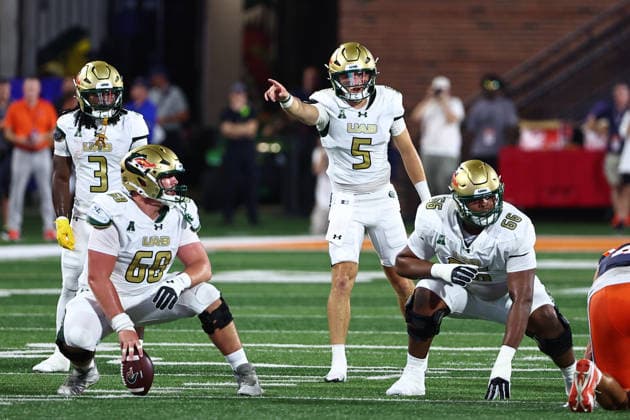 September 3, 2026, Champaign, Illinois, USA: RYDER BURTON, quarterback 5 for the UAB Blazers calls a play In first half action of the University of Illinois Fighting Illini football hosting University of Alabama at Birmingham Blazers. Champaign USA - ZUMAl176 20260903_znp_l176_007 Copyright: xAlanxLookx
