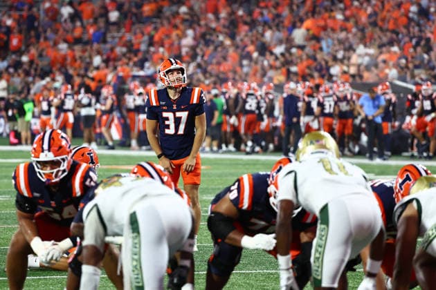 September 3, 2026, Champaign, Illinois, USA: ETHAN MOCZULSKI 37 for the Fighting Illini prepares for a point after In first half action of the University of Illinois Fighting Illini football hosting University of Alabama at Birmingham Blazers. Champaign USA - ZUMAl176 20260903_znp_l176_011 Copyright: xAlanxLookx
