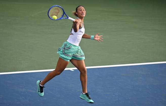 (260904) -- NEW YORK, Sept. 4, 2026 -- Zheng Qinwen returns a shot during the women s singles second round match betweetn Zheng Qinwen of China and Yulia Putintseva of Kazakhstan at the 2026 US Open tennis championships in New York, the United States, Sept. 3, 2026. ) (SP)U.S.-NEW YORK-TENNIS-US OPEN-WOMEN S SINGLES LixRui 