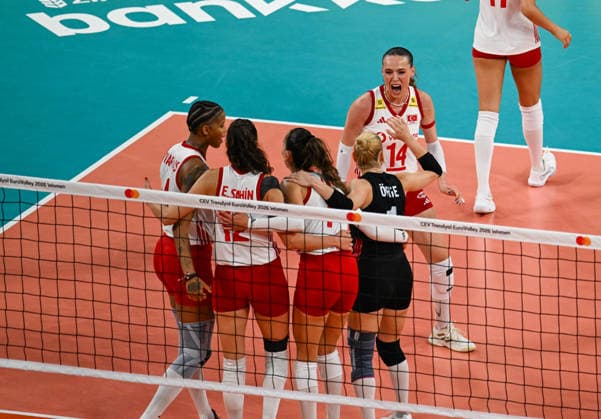 (260904) -- ISTANBUL, Sept. 4, 2026 -- T¨¹rkiye s players celebrate scoring during the quarterfinal match between T¨¹rkiye and Germany at the 2026 Women s European Volleyball Championship in Istanbul, T¨¹rkiye, Sept. 3, 2026. ) (SP)T?RKIYE-ISTANBUL-WOMEN S EUROPEAN VOLLEYBALL CHAMPIONSHIP-T?RKIYE VS GERMANY LiuxLei 