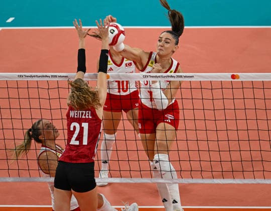 (260904) -- ISTANBUL, Sept. 4, 2026 -- T¨¹rkiye s Zehra Gunes (1st R) spikes the ball during the quarterfinal match between T¨¹rkiye and Germany at the 2026 Women s European Volleyball Championship in Istanbul, T¨¹rkiye, Sept. 3, 2026. ) (SP)T?RKIYE-ISTANBUL-WOMEN S EUROPEAN VOLLEYBALL CHAMPIONSHIP-T?RKIYE VS GERMANY LiuxLei 