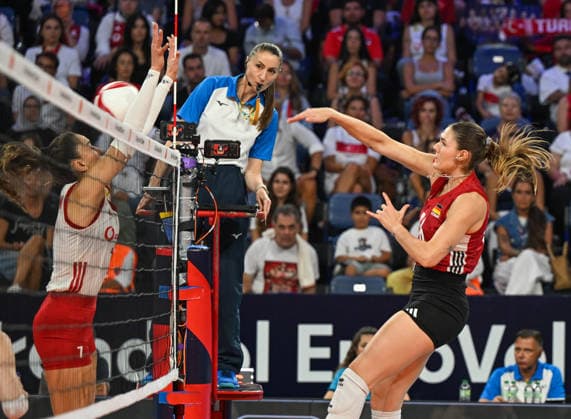 (260904) -- ISTANBUL, Sept. 4, 2026 -- Germany s Anastasia Cekulaev (R) spikes the ball during the quarterfinal match between T¨¹rkiye and Germany at the 2026 Women s European Volleyball Championship in Istanbul, T¨¹rkiye, Sept. 3, 2026. ) (SP)T?RKIYE-ISTANBUL-WOMEN S EUROPEAN VOLLEYBALL CHAMPIONSHIP-T?RKIYE VS GERMANY LiuxLei 