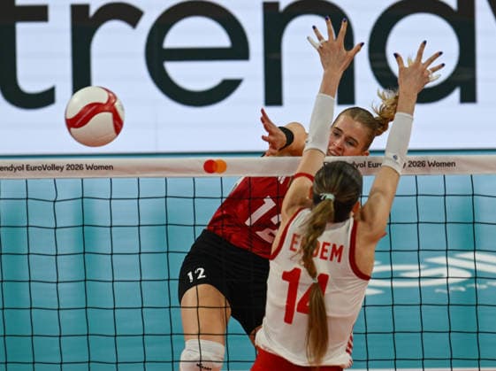 (260904) -- ISTANBUL, Sept. 4, 2026 -- Germany s Hanna Orthmann (L) spikes the ball during the quarterfinal match between T¨¹rkiye and Germany at the 2026 Women s European Volleyball Championship in Istanbul, T¨¹rkiye, Sept. 3, 2026. ) (SP)T?RKIYE-ISTANBUL-WOMEN S EUROPEAN VOLLEYBALL CHAMPIONSHIP-T?RKIYE VS GERMANY LiuxLei 