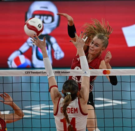 (260904) -- ISTANBUL, Sept. 4, 2026 -- Germany s Camilla Weitzel (top) spikes the ball during the quarterfinal match between T¨¹rkiye and Germany at the 2026 Women s European Volleyball Championship in Istanbul, T¨¹rkiye, Sept. 3, 2026. ) (SP)T?RKIYE-ISTANBUL-WOMEN S EUROPEAN VOLLEYBALL CHAMPIONSHIP-T?RKIYE VS GERMANY LiuxLei 