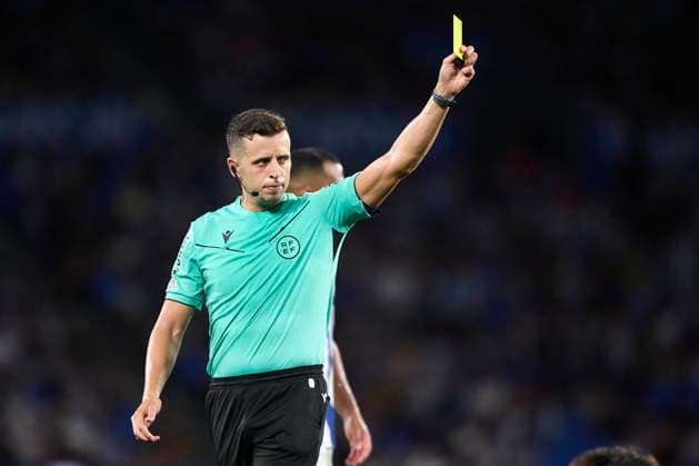 Real Sociedad v RC Celta de Vigo - LaLiga EA Sports 2026 27 Referee Victor Garcia Verdura shows a yellow card during the LaLiga EA Sports match between Real Sociedad and RC Celta at Estadio Anoeta in San Sebastian, Spain, on September 3, 2026. San Sebastian Spain  Copyright: xCesarxOrtizxGonzalezx originalFilename:ortizgonzalez-realsoci260903_npVck.jpg