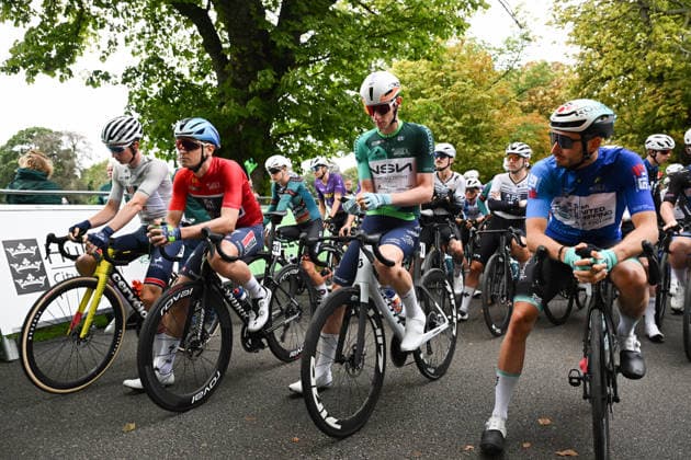 2026 Lloyds Tour of Britain Men Picture by Zac Williams SWpix.com - 04 09 2026 - Cycling - UCI ProSeries - 2026 Lloyds Tour of Britain Men - Stage 3: Hull to Beverly (194.1km) - The peloton lining up ready to roll out of Hull Cycling Copyright: x xSWpix.comx(t axPhotographyxHubxLtd)xZacxWilliams SWpix.comx SWP-3030-21993