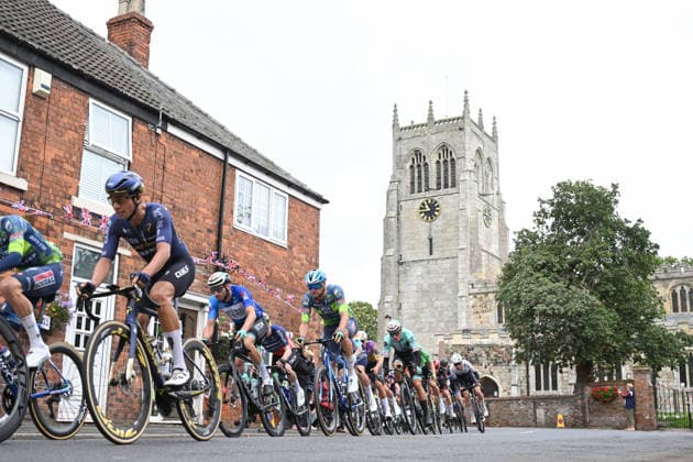2026 Lloyds Tour of Britain Men Picture by Zac Williams SWpix.com - 04 09 2026 - Cycling - UCI ProSeries - 2026 Lloyds Tour of Britain Men - Stage 3: Hull to Beverly (194.1km) - The peloton roll out of Hull Cycling Copyright: x xSWpix.comx(t axPhotographyxHubxLtd)xZacxWilliams SWpix.comx SWP-3030-21997