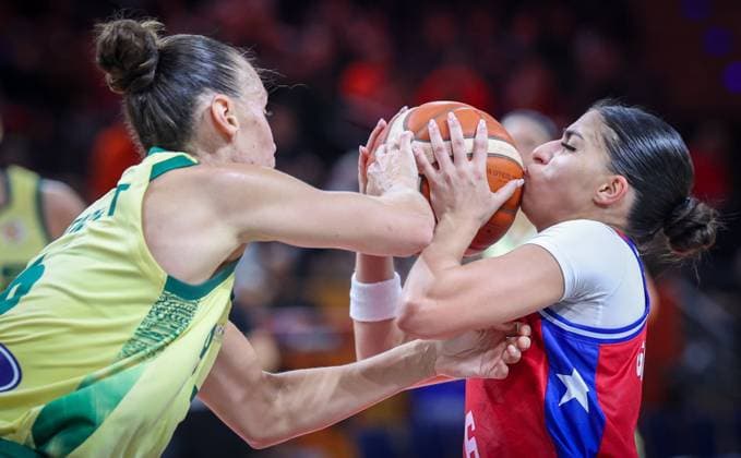 Australia™ Steph Talbot and Puerto Rico™ Zaida Gonzalez fight for the ball during a game between the national teams of Australia and Puerto Rico, game 1 of the group phase at the FIBA Women s Basketball World Cup, on Friday 4 September 2026, in Berlin, Germany. The FIBA Women s Basketball World Cup takes place in Berlin from 4 to 23 September 2026. VIRGINIExLEFOUR  x185215854x