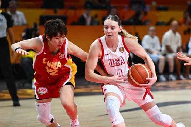 USA v China - FIBA Women s Basketball World Cup 2026 BERLIN, GERMANY - SEPTEMBER 04 : Chen Yujie shooting guard of China fights for the ball with Bueckers Paige guard of United States of America during the FIBA Women s Basketball World Cup group D phase match between United States of America and China in Berlin on September 4, 2026 in Berlin, Germany, 04 09 2026 Berlin Germany  Copyright: xVincentxKalutx
