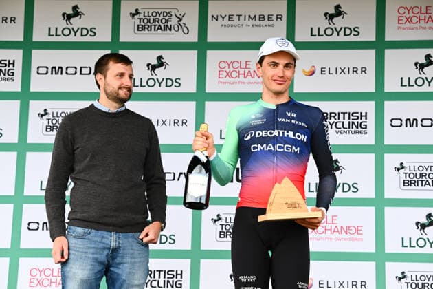2026 Lloyds Tour of Britain Men Picture by Simon Wilkinson SWpix.com - 04 09 2026 - Cycling - UCI ProSeries - 2026 Lloyds Tour of Britain Men - Stage 3: Hull to Beverly (194.1km) - Olav Kooij (Decathlon CMA CGM Team) winner of stage 3 on the podium Copyright: x xSWpix.comx(t axPhotographyxHubxLtd)xSimonxWilkinson SWpix.comx SWP-3030-22110