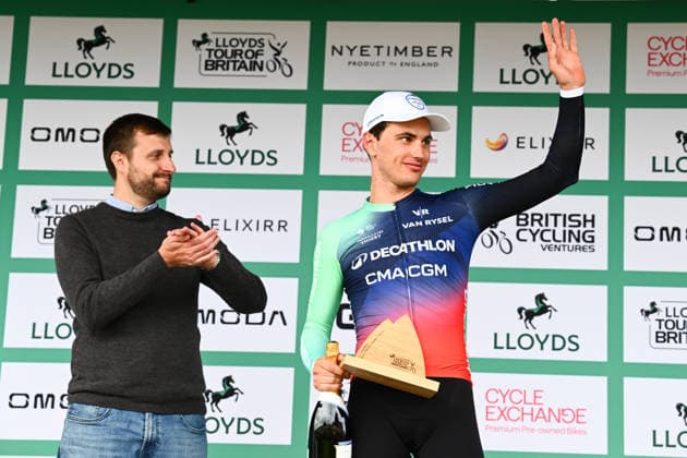 2026 Lloyds Tour of Britain Men Picture by Simon Wilkinson SWpix.com - 04 09 2026 - Cycling - UCI ProSeries - 2026 Lloyds Tour of Britain Men - Stage 3: Hull to Beverly (194.1km) - Olav Kooij (Decathlon CMA CGM Team) winner of stage 3 on the podium Copyright: x xSWpix.comx(t axPhotographyxHubxLtd)xSimonxWilkinson SWpix.comx SWP-3030-22111