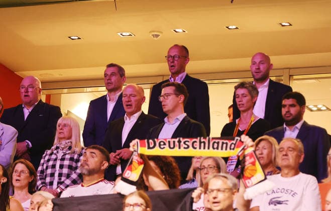 Bundeskanzler Friedrich Merz, Regierender Bürgermeister Kai Wegner, Ronny Rauhe auf der Tribüne Basketball FIBA World Cup Weltmeisterschaft Frauen Saison 2026 2027 04.09.2026 DBB Deutschland GER vs Spanien ESP *** Chancellor Friedrich Merz, Governing Mayor Kai Wegner, and Ronny Rauhe in the stands: Basketball, FIBA World Cup, Women s World Championship, 2026–2027 season, April 9, 2026, DBB, Germany (GER) vs. Spain (ESP)