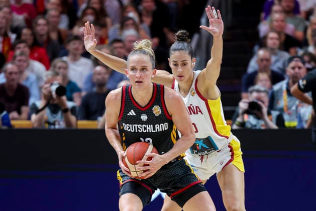 Leonie Fiebich (Germany) und Maria Conde (Spain) battle for the ball during the FIBA Women s Basketball World Cup Germany 2026 group match between Spain and Germany at Berlin Arena on September 4, 2026 in Berlin, Germany. (Photo by Marco Steinbrenner DeFodi Images) - *** Leonie Fiebich of Germany and Maria Conde of Spain battle for the ball during the FIBA Women s Basketball World Cup Germany 2026 group match between Spain and Germany at the Berlin Arena on September 4, 2026, in Berlin, Germany. Photo by Marco Steinbrenner, DeFodi Images