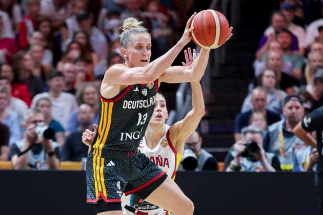 Leonie Fiebich (Germany) und Maria Conde (Spain) battle for the ball during the FIBA Women s Basketball World Cup Germany 2026 group match between Spain and Germany at Berlin Arena on September 4, 2026 in Berlin, Germany. (Photo by Marco Steinbrenner DeFodi Images) - *** Leonie Fiebich of Germany and Maria Conde of Spain battle for the ball during the FIBA Women s Basketball World Cup Germany 2026 group match between Spain and Germany at the Berlin Arena on September 4, 2026, in Berlin, Germany. Photo by Marco Steinbrenner, DeFodi Images