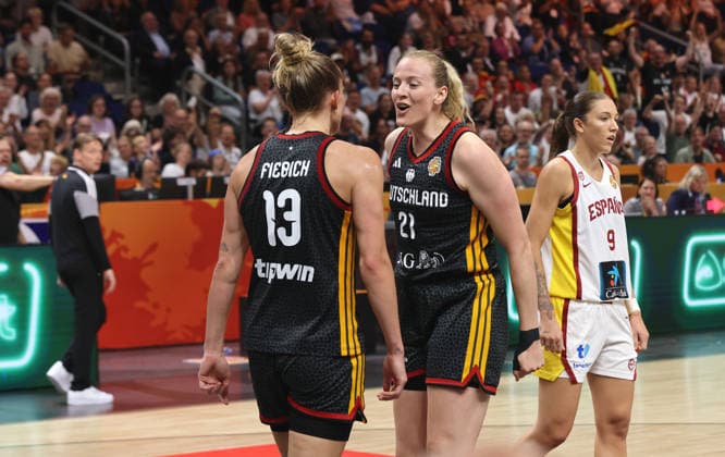 Leonie Fiebich jubelt mit Marie Guelich Aktion Oberkörper Basketball FIBA World Cup Weltmeisterschaft Frauen Saison 2026 2027 04.09.2026 DBB Deutschland GER vs Spanien ESP *** Leonie Fiebich celebrates with Marie Guelich; action; upper body; sports; basketball; FIBA World Cup; Women s World Championship; 2026–2027 season; April 9, 2026; DBB; Germany (GER) vs. Spain (ESP)