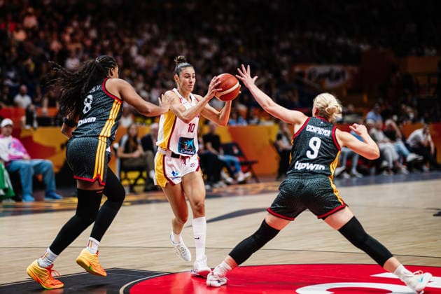 FIBA Women™s Basketball World Cup 2026: Spanien vs. Deutschland, 04.09.2026 Maria Conde (Spanien, 10) gegen Emma Eichmeyer (Deutschland, 8) und Leonie Fiebich (Deutschland, 9); Basketball, FIBA Women™s Basketball World Cup 2026, Gruppenphase, Gruppe A, 1. Spieltag: Spanien vs. Deutschland am 04.09.2026 in der Uber Arena, Berlin *** FIBA Women’s Basketball World Cup 2026: Spain vs. Germany, September 4, 2026—Maria Conde (Spain), 10, vs. Emma Eichmeyer (Germany), 8, and Leonie Fiebich (Germany), 9—Basketball, FIBA Women’s Basketball World Cup 2026, Group Stage, Group A, Matchday 1: Spain vs. Germany on September 4, 2026, at the Uber Arena, Berlin Copyright: xBEAUTIFULxSPORTS Tonhäuserx