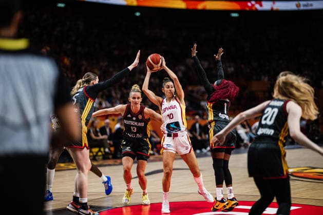 FIBA Women™s Basketball World Cup 2026: Spanien vs. Deutschland, 04.09.2026 Maria Conde (Spanien, 10) gegen Luisa Geiselsoder (Deutschland, 13) und Alexis Peterson (Deutschland, 1); Basketball, FIBA Women™s Basketball World Cup 2026, Gruppenphase, Gruppe A, 1. Spieltag: Spanien vs. Deutschland am 04.09.2026 in der Uber Arena, Berlin *** 2026 FIBA Women’s Basketball World Cup: Spain vs. Germany, September 4, 2026, Maria Conde (Spain), 10, vs. Luisa Geiselsoder (Germany), 13, and Alexis Peterson (Germany), 1, Basketball, FIBA Women’s Basketball World Cup 2026, Group Stage, Group A, Matchday 1: Spain vs. Germany on September 4, 2026, at the Uber Arena, Berlin Copyright: xBEAUTIFULxSPORTS Tonhäuserx