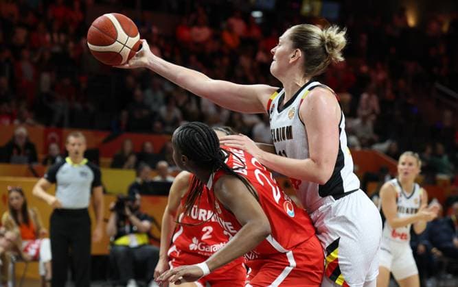 Turkey™s Kennedy Burke and Belgium s Emma Meesseman fight for the ball during a game between Belgian national basketball team Belgian Cats and Turkey, game 1 of the group phase at the FIBA Women s Basketball World Cup, on Friday 4 September 2026, in Berlin, Germany. The FIBA Women s Basketball World Cup takes place in Berlin from 4 to 23 September 2026. VIRGINIExLEFOUR  x185244294x
