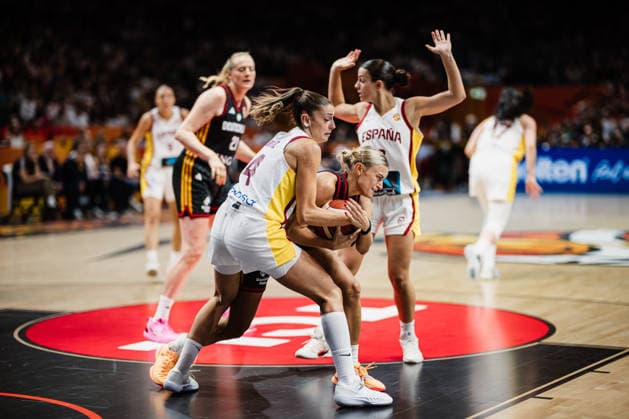 FIBA Women™s Basketball World Cup 2026: Spanien vs. Deutschland, 04.09.2026 Mariona Ortiz (Spanien, 4) geht zum Ball, daneben Nyara Sabally (Deutschland, 3); Basketball, FIBA Women™s Basketball World Cup 2026, Gruppenphase, Gruppe A, 1. Spieltag: Spanien vs. Deutschland am 04.09.2026 in der Uber Arena, Berlin *** FIBA Women’s Basketball World Cup 2026: Spain vs. Germany, September 4, 2026. Mariona Ortiz (Spain, No. 4) goes for the ball, with Nyara Sabally (Germany, No. 3) nearby. Basketball, FIBA Women’s Basketball World Cup 2026, Group Stage, Group A, Matchday 1: Spain vs. Germany on September 4, 2026, at the Uber Arena, Berlin Copyright: xBEAUTIFULxSPORTS Tonhäuserx