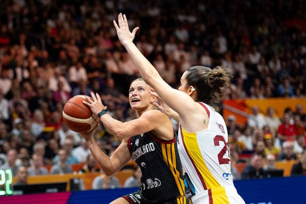 Alexandra Wilke (Deutschland, 03) beim Korbleger, Paula Ginzo (Spanien, 20), GER, Spanien vs. Deutschland, Basketball, FIBA Women s World Cup 2026, Gruppenphase, Spieltag 1, 04.09.2026 GER, Spanien vs. Deutschland, Basketball, FIBA Women s World Cup 2026, Spieltag 1, 04.09.2026 Berlin *** Alexandra Wilke (Germany), No. 3 on a layup; Paula Ginzo (Spain), No. 20; Spain vs. Germany, Basketball, 2026 FIBA Women’s World Cup, Group Stage, Matchday 1, September 4, 2026, Germany, Spain vs. Germany, Basketball, 2026 FIBA Women’s World Cup, Matchday 1, September 4, 2026, Berlin Copyright: xEibner-Pressefoto MaxxVincenx EP_MVN