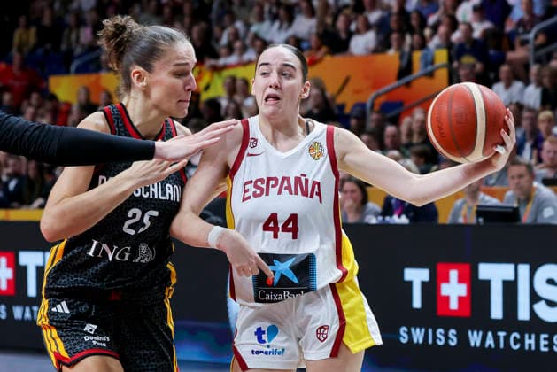 Clara Bielefeld (Germany) und Iyana Martin (Spain) battle for the ball during the FIBA Women s Basketball World Cup Germany 2026 group match between Spain and Germany at Berlin Arena on September 4, 2026 in Berlin, Germany. (Photo by Marco Steinbrenner DeFodi Images) - *** Clara Bielefeld of Germany and Iyana Martin of Spain battle for the ball during the FIBA Women’s Basketball World Cup Germany 2026 group match between Spain and Germany at the Berlin Arena on September 4, 2026, in Berlin, Germany. Photo by Marco Steinbrenner, DeFodi Images