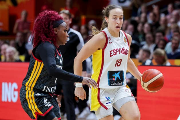 Alexis Peterson (Germany) und Alicia Florez (Spain) battle for the ball during the FIBA Women s Basketball World Cup Germany 2026 group match between Spain and Germany at Berlin Arena on September 4, 2026 in Berlin, Germany. (Photo by Marco Steinbrenner DeFodi Images) - *** Alexis Peterson of Germany and Alicia Florez of Spain battle for the ball during the FIBA Women’s Basketball World Cup Germany 2026 group match between Spain and Germany at the Berlin Arena on September 4, 2026, in Berlin, Germany. Photo by Marco Steinbrenner, DeFodi Images