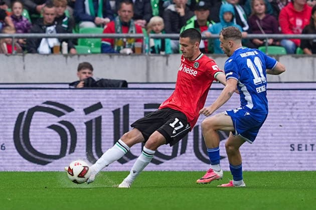 04.09.2026, xydrx, Herren, Fußball, 2.Bundesliga, Hannover 96 - Karlsruher SC, Saison 2026 2027, Heinz von Heiden Arena: Bastian Allgeier (Hannover 96, 17) im Zweikampf gegen Noel Eichinger (Karlsruher SC, 11) DFB regulations prohibit any use of photographs as image sequences and or quasi-video. *** September 4, 2026, xydrx, Men s, Soccer, 2. Bundesliga, Hannover 96 vs. Karlsruher SC, 2026–2027 season, Heinz von Heiden Arena: Bastian Allgeier (Hannover 96), No. 17, in a tackle against Noel Eichinger (Karlsruher SC), No. 11. DFB regulations prohibit any use of photographs as image sequences and or quasi-video. Copyright: HMBxMedia YannisxDreimann
