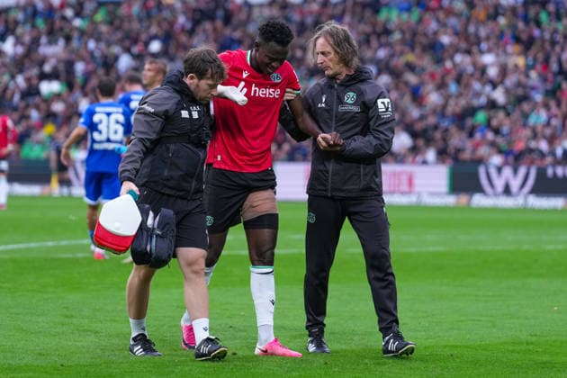 04.09.2026, xydrx, Herren, Fußball, 2.Bundesliga, Hannover 96 - Karlsruher SC, Saison 2026 2027, Heinz von Heiden Arena: Mustapha Bundu (Hannover 96, 7) muss verletzt Ausgewechselt werden DFB regulations prohibit any use of photographs as image sequences and or quasi-video. *** September 4, 2026, xydrx, Men s, Soccer, 2. Bundesliga, Hannover 96 vs. Karlsruher SC, 2026–2027 season, Heinz von Heiden Arena, Mustapha Bundu (Hannover 96), had to be substituted due to injury. DFB regulations prohibit any use of photographs as image sequences and or quasi-video. Copyright: HMBxMedia YannisxDreimann