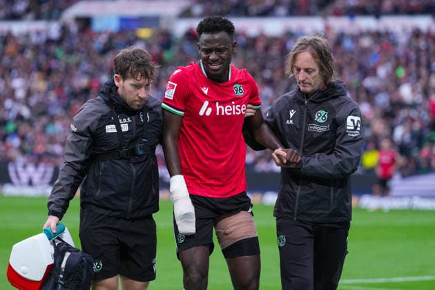 04.09.2026, xydrx, Herren, Fußball, 2.Bundesliga, Hannover 96 - Karlsruher SC, Saison 2026 2027, Heinz von Heiden Arena: Mustapha Bundu (Hannover 96, 7) muss verletzt Ausgewechselt werden DFB regulations prohibit any use of photographs as image sequences and or quasi-video. *** September 4, 2026, xydrx, Men s, Soccer, 2. Bundesliga, Hannover 96 vs. Karlsruher SC, 2026–2027 season, Heinz von Heiden Arena, Mustapha Bundu (Hannover 96), had to be substituted due to injury. DFB regulations prohibit any use of photographs as image sequences and or quasi-video. Copyright: HMBxMedia YannisxDreimann