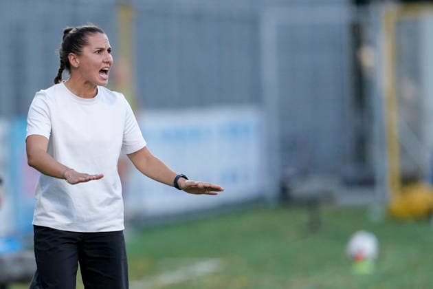 Eva-Maria Virsinger (Cheftrainerin, Trainerin, TSG), gibt Anweisungen, gestikuliert, mit den Armen gestikulieren, Einzelbild, Einzelfoto, Aktion, Action, 04.09.2026, Sinsheim (Hoffenheim) (Deutschland), Fussball, Google Pixel Frauen-Bundesliga, TSG 1899 Hoffenheim - Bayer 04 Leverkusen, DFB DFL REGULATIONS PROHIBIT ANY USE OF PHOTOGRAPHS AS IMAGE SEQUENCES AND OR QUASI-VIDEO. *** Eva Maria Virsinger, head coach and coach at TSG, gives instructions, gesturing with her arms; single frame, single photo, action, September 4, 2026, Sinsheim, Hoffenheim, Germany, soccer, Google Pixel Women’s Bundesliga, TSG 1899 Hoffenheim vs. Bayer 04 Leverkusen, DFB and DFL regulations prohibit any use of photographs as image sequences and or quasi-video xozx