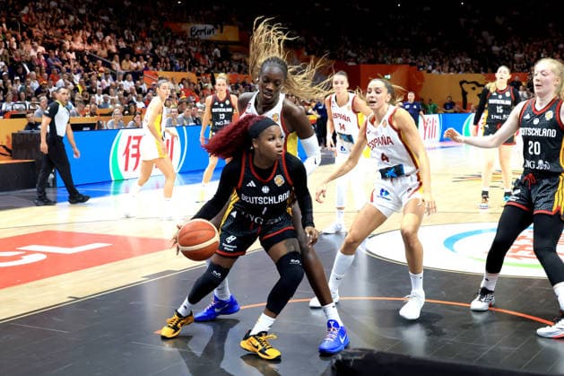 04.09.2026, GER, Basketball, Frauen , Basketball-WM, 2026, 1. Spieltag, Deutschland vs. Spanien Alexis Peterson ( Deutschland 1 ), Awa Fam ( Spanien 11 ) Berlin Uber Arena Berlin Deutschland *** September 4, 2026, GER, Women s Basketball, Women s Basketball World Cup, 2026, Matchday 1, Germany vs. Spain, Alexis Peterson (Germany) 1, Awa Fam (Spain) 11, Berlin Uber Arena, Berlin, Germany Copyright: xNordphotox xEnglerx