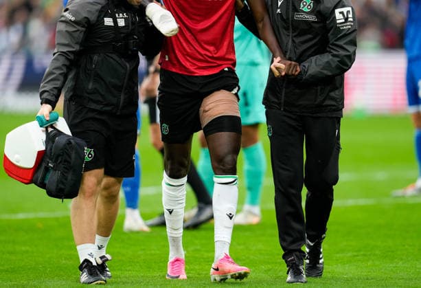 Mustapha Bundu (Hannover 96, 7) wird nach einer Verletzung in der ersten Halbzeit vom Platz begleitet. GER, Hannover 96 vs Karlsruher SC, 2. Bundesliga, 4. Spieltag, Saison 2026-27, Heinz von Heiden Arena, Hannover, 04.09.2026 DFL REGULATIONS PROHIBIT ANY USE OF PHOTOGRAPHS AS IMAGE SEQUENCES AND OR QUASI-VIDEO GER, Hannover 96 vs Karlsruher SC, 2. Bundesliga, 4. Spieltag, Saison 2026-27, 04.09.2026 Hannover *** Mustapha Bundu (Hannover 96, No. 7) is helped off the field after sustaining an injury in the first half. GER, Hannover 96 vs. Karlsruher SC, 2. Bundesliga, Matchday 4, 2026–27 season, Heinz von Heiden Arena, Hannover, September 4, 2026 DFL regulations prohibit any use of photographs as image sequences and or quasi-video GER, Hannover 96 vs. Karlsruher SC, 2. Bundesliga, Matchday 4, 2026–27 season, September 4, 2026, Hannover Copyright: xEibner-Pressefoto ScottxColemanx EP_SCN