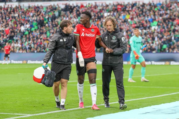 04.09.2026, xtgx, Fussball - 2.Bundesliga Hannover 96 - Karlsruher SC emspor, v.l. Mustapha Bundu (Hannover, 7) verletzt sich beim Torschuss, schiesst den Ball aufs Tor, Schuss, Verletzung (DFL DFB REGULATIONS PROHIBIT ANY USE OF PHOTOGRAPHS as IMAGE SEQUENCES and or QUASI-VIDEO) Hannover *** September 4, 2026, xtgx, Soccer, 2. Bundesliga, Hannover 96 vs. Karlsruher SC, emspor, from left: Mustapha Bundu (Hannover), 7, gets injured while taking a shot on goal, shoots the ball toward the goal, shot, injury DFL DFB REGULATIONS PROHIBIT ANY USE OF PHOTOGRAPHS as IMAGE SEQUENCES and or QUASI-VIDEO Hannover