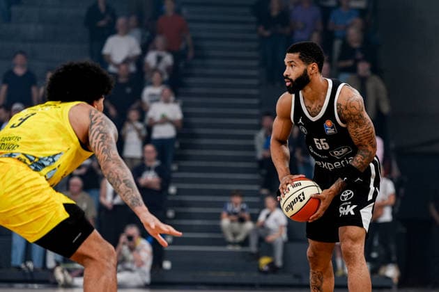 Germany easyCredit BBL, Season Opener: Veolia Towers Hamburg vs. EWE Baskets Oldenburg, Inselpark Arena, Hamburg; David Muenkat, Veolia Towers Hamburg, 55; Tylan Pope, EWE Baskets Oldenburg, 9 Copyright: xStefanxTrochax