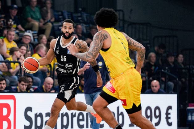 Germany easyCredit BBL, Season Opener: Veolia Towers Hamburg vs. EWE Baskets Oldenburg, Inselpark Arena, Hamburg; David Muenkat (Veolia Towers Hamburg), 55; Tylan Pope (EWE Baskets Oldenburg), 9 Copyright: xStefanxTrochax