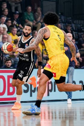 Germany easyCredit BBL, Season Opener: Veolia Towers Hamburg vs. EWE Baskets Oldenburg, Inselpark Arena, Hamburg; David Muenkat (Veolia Towers Hamburg), 55; Tylan Pope (EWE Baskets Oldenburg), 9 Copyright: xStefanxTrochax