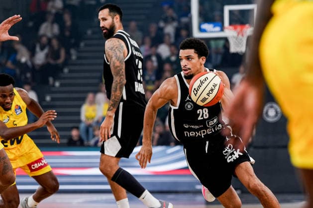 Germany s easyCredit BBL, Season Opener: Veolia Towers Hamburg vs. EWE Baskets Oldenburg at Inselpark Arena in Hamburg—Mathys Kangudia (Veolia Towers Hamburg), 28; Demajeo Wiggins (EWE Baskets Oldenburg), 2; Martin Breunig (Veolia Towers Hamburg), 13; Demajeo Wiggins (EWE Baskets Oldenburg), 2 Copyright: xStefanxTrochax