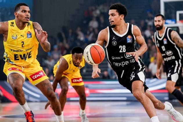 Germany easyCredit BBL, Season Opener: Veolia Towers Hamburg vs. EWE Baskets Oldenburg at Inselpark Arena, Hamburg; Mathys Kangudia (Veolia Towers Hamburg, 28), Demajeo Wiggins (EWE Baskets Oldenburg, 2), Martin Breunig (Veolia Towers Hamburg, 13) Copyright: xStefanxTrochax