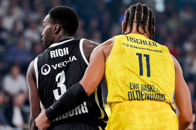 Germany easyCredit BBL, Season Opener: Veolia Towers Hamburg vs. EWE Baskets Oldenburg, Inselpark Arena, Hamburg; Osaro, Juergen Rich (Veolia Towers Hamburg, 3), Nicholas Tischler (EWE Baskets Oldenburg, 11) Copyright: xStefanxTrochax