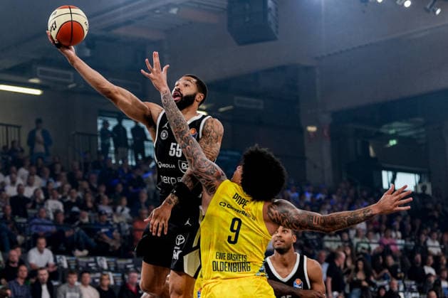 Germany easyCredit BBL, Season Opener: Veolia Towers Hamburg vs. EWE Baskets Oldenburg, Inselpark Arena, Hamburg; David Muenkat (Veolia Towers Hamburg), 55; Tylan Pope (EWE Baskets Oldenburg), 9; Kenneth Ogbe (Veolia Towers Hamburg), 25 Copyright: xStefanxTrochax