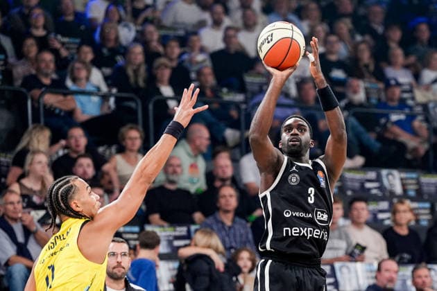 Germany easyCredit BBL, Season Opener: Veolia Towers Hamburg vs. EWE Baskets Oldenburg, Inselpark Arena, Hamburg; Osaro, Juergen Rich (Veolia Towers Hamburg, 3), Nicholas Tischler (EWE Baskets Oldenburg, 11) Copyright: xStefanxTrochax